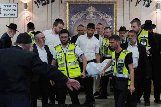 호주 시드니 본다이 해변 테러로 숨진 프랑스계 유대인 청년 댄 엘카얌의 관이 이스라엘 아슈도드 장례식장에서 25일(현지시간) 운구되고 있다. AP=연합뉴스