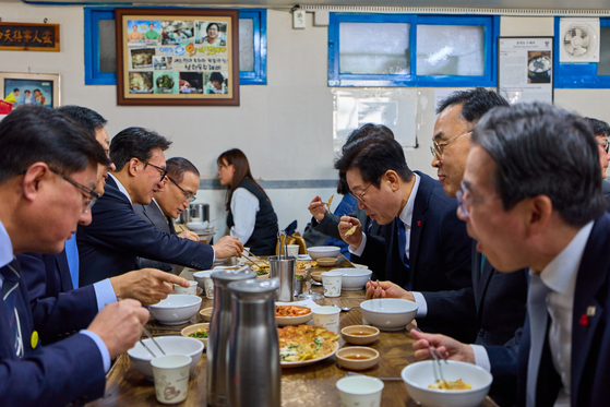 30일 청와대에서 국무회의를 마친 이재명 대통령이 인근 삼청동의 한 식당에서 국무위원들과 ‘깜짝 오찬’을 하고 있다. [사진 청와대]