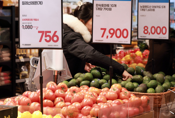 지난 2일 서울 시내 한 대형마트 수입 과일 판매대. 연합뉴스