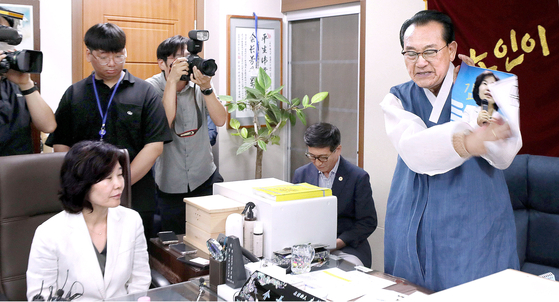 대한노인회 중앙회에서 2023년 7월 김호일 회장이 노인폄하 발언 사과를 위해 방문한 더불어민주당 김은경 혁신위원장과 면담 중 위원장의 뺨 대신 사진을 때리고 있다. 연합뉴스