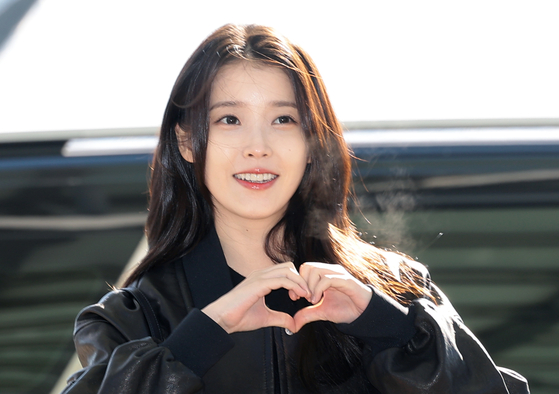 가수 겸 배우 아이유가 해외 일정을 위해 지난 5일 인천국제공항을 통해 대만으로 출국하기 전 인사를 하고 있다. 뉴스1