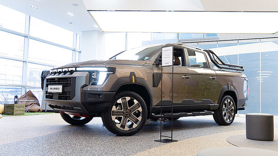 KG모빌리티(KGM)이 30일 KGM익스피리언스센터에서 내년 1월 출시 예정인 정통 픽업트럭 '무쏘'를 공개했다. 무쏘는 오프로드를 즐길 수 있는 픽업으로 도심형 이미지를 강조한 '그랜드 스타일 패키지'도 함께 출시해 소비자의 선택지를 넓혔다. 사진 KG모빌리티