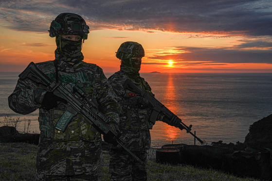 지난 22일 서해 최전방 말도에서 해병대 장병들이 일몰 시간 해안경계작전 임무를 수행하고 있다. 뉴시스