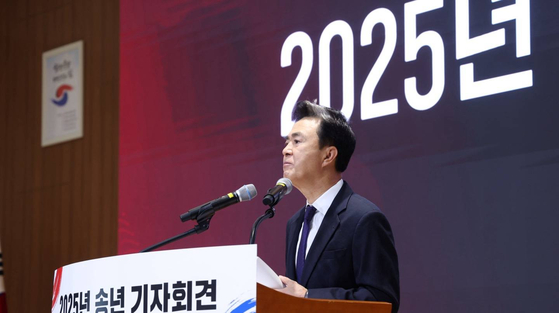 김태흠 충남지사가 30일 오전 도청 대회의실에서 열린 송년 기자회견에서 취재진의 질문에 답하고 있다. [사진 충남도]