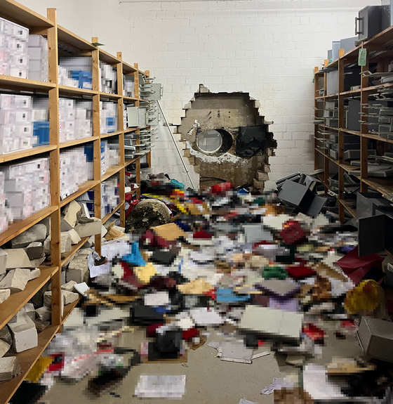 29일(현지시간) 개인금고 3200여개가 털린 독일 서부 겔젠키르헨의 저축은행. AFP=연합뉴스