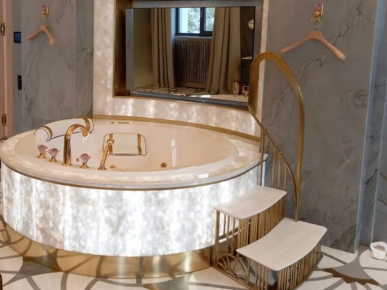 금도금된 자쿠지와 난간이 설치된 욕실. 홈페이지 캡처 