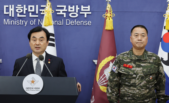 안규백 국방부 장관(왼쪽)과 주일석 해병대사령관이 31일 서울 용산구 국방부 브리핑룸에서 '준4군 체제로의 해병대 개편' 관련 기자회견을 하고 있다. 연합뉴스