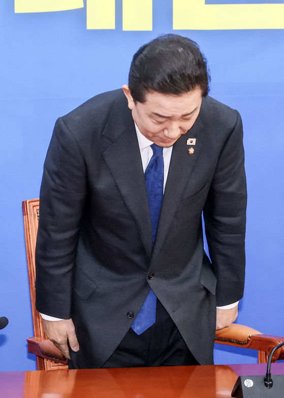 ‘보좌진 갑질’과 ‘권력형 특혜’ 의혹을 받는 김병기 더불어민주당 원내대표가 30일 오전 국회에서 열린 원내대책회의에서 자진 사퇴 의사를 밝힌 뒤 고개 숙여 인사하고 있다. 김성룡 기자