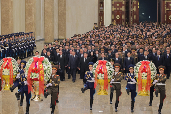 북한 노동당 기관지 노동신문은 17일 김정일 전 국방위원장 사망 14주기를 맞아 김정은 당 총비서가 금수산태양궁전을 참배했다고 보도했다.  뉴스1