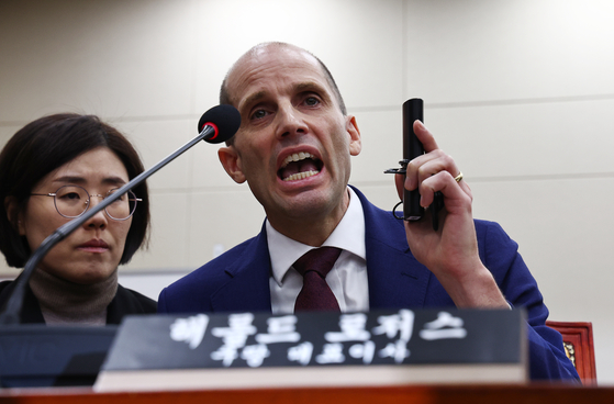 해럴드 로저스 쿠팡 임시대표가 30일 국회에서 열린 청문회에 출석해 동시통역기 착용 요구에 대한 입장을 밝히고 있다. [뉴시스]