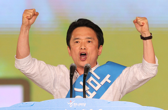 남경필 전 경기도지사는 최근 취재팀과 만나 “자식 사랑이란 미명으로 아들을 조기유학 보냈지만, 뒤돌아보면 ‘자식 잘 키웠다’는 제 자신의 자랑거리를 만들려는 잘못된 욕심에서 그랬던 것 같다”고 후회했다. 사진은 2011년 7월 서울 올림픽공원 체조경기장에서 열린 한나라당 전당대회에서 당 대표 경선에 나선 남경필 후보의 정견 발표 장면. 연합뉴스