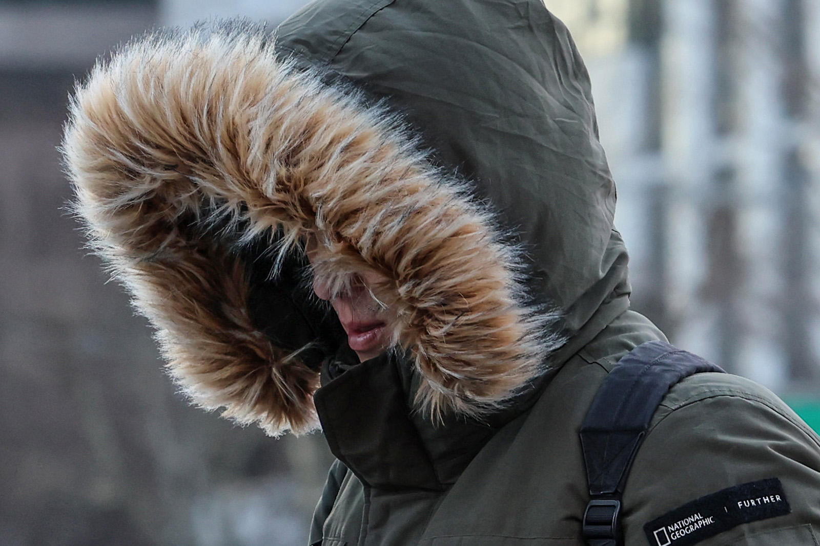 31일 서울 종로구 광화문네거리에서 한 시민이 매서운 추위에 발걸음을 재촉하고 있다. 