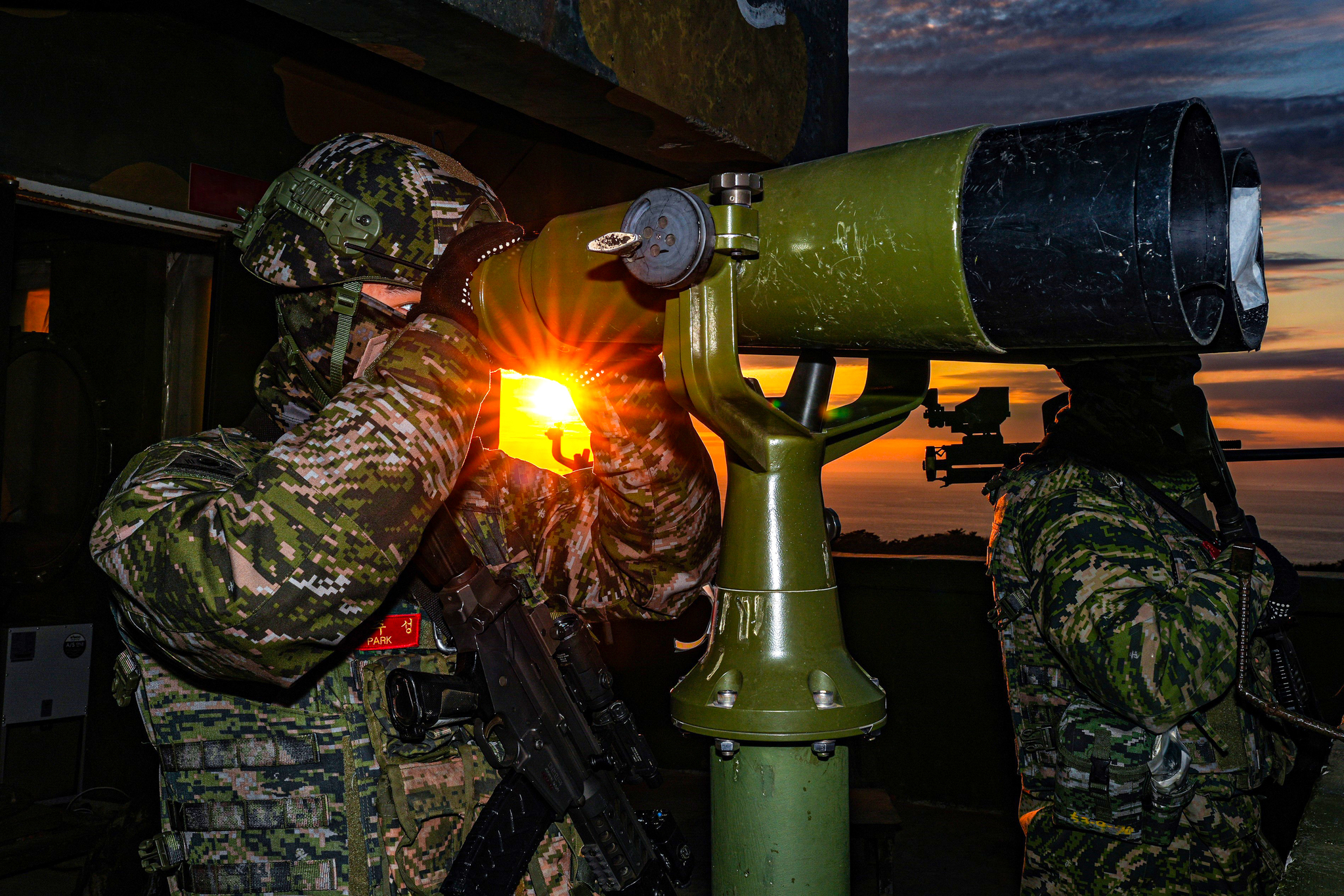 22일 서해 최전방 말도에서 해병대 장병들이 일몰 해안경계작전을 수하고 있다. 사진 해병대