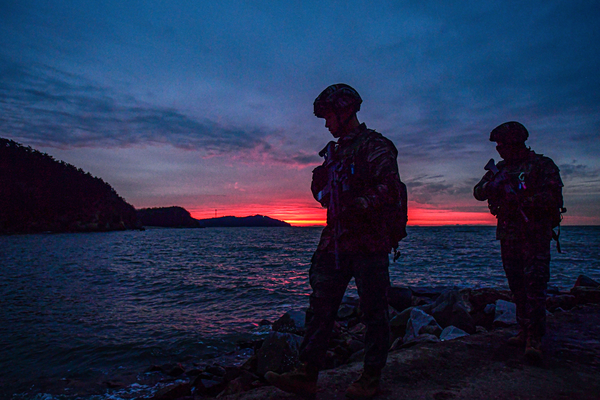 23일 말도에서 해병대 장병들이 일출 시간 해안경계작전(수제선 정찰)에 나서고 있다. 사진 해병대