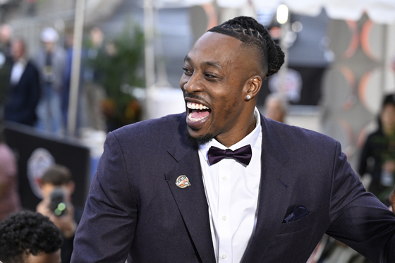 미국 프로농구(NBA) 선수 출신 드와이트 하워드가 28일(현지시간) 소셜미디어 엑스(X)를 통해 ‘1년 의무 복무제’를 제안하면서 미국 사회에 징병제 찬반 논란이 벌어지고 있다. 사진은 드와이트 하워드가 지난 9월 6일 매사추세츠주 스프링필드에서 열린 농구 명예의 전당 헌액식에 참석하는 모습. AP=연합뉴스