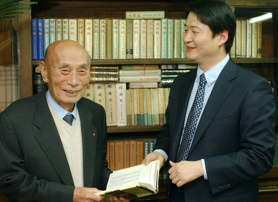 을유문화사 창립 60주년이던 2005년 당시 서울 수송동 사옥에서 정진숙 회장(왼쪽)과 손자 정상준 상무가 함께한 모습. [중앙포토]