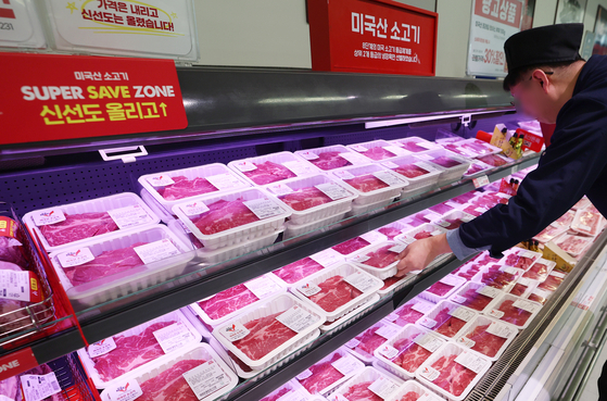 고환율 여파로 수입 먹거리 부담이 커지는 가운데 26일 서울의 한 대형마트 정육코너에 미국산 소고기가 진열돼 있다. 뉴스1
