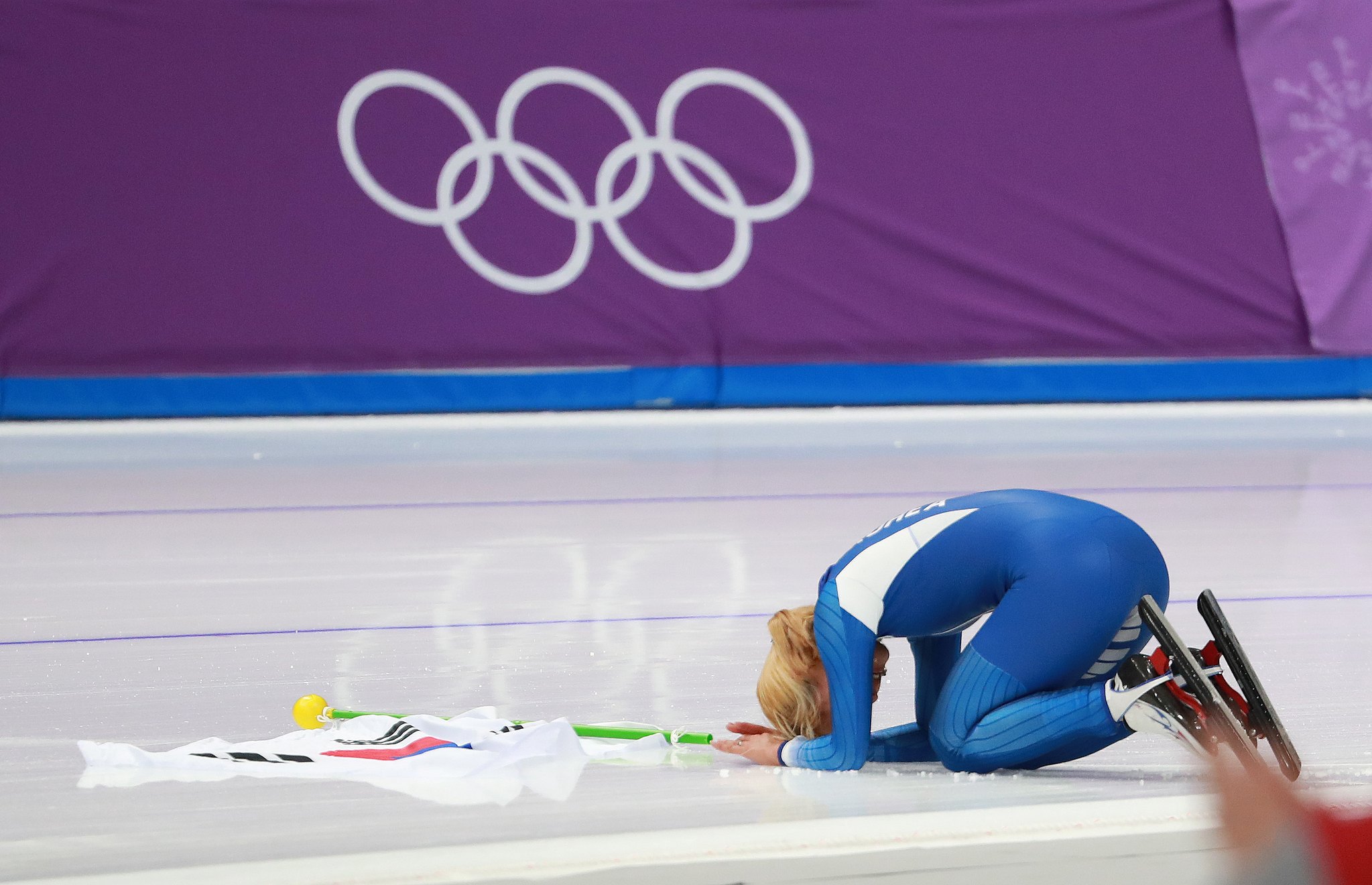 김보름이 2018년 평창올림픽 여자 매스스타트에서 은메달을 차지한 뒤 링크에서 큰절을 하며 국민들에게 사과했다. 뉴스1