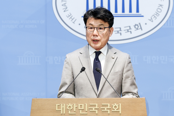 31일 진성준 더불어민주당 의원이 31일 오전 국회 소통관에서 원내대표 보궐선거 출마선언을 하고 있다. 김성룡 기자