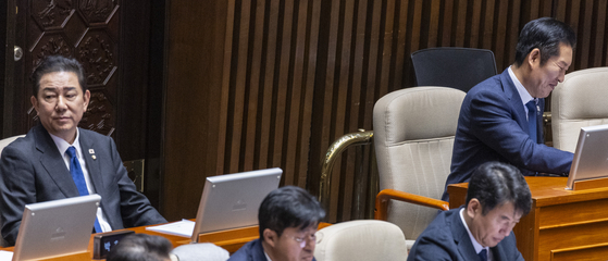 더불어민주당 정청래 대표(오른쪽)와 김병기 전 원내대표가 30일 국회에서 열린 2025년도 마지막 본회의인 12월 임시국회 3차 본회의에 참석해 있다. 연합뉴스