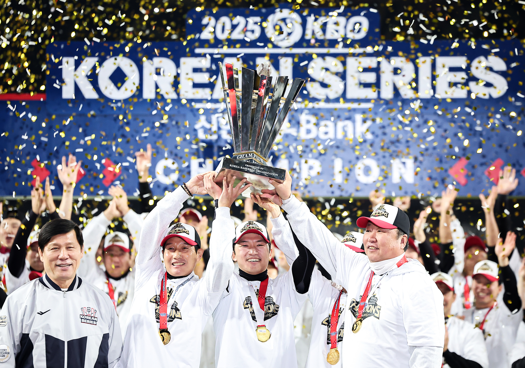 프로야구 통합우승을 이뤄낸 LG 선수단. 뉴스1