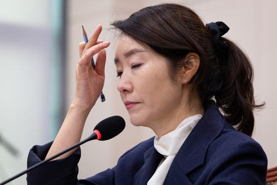 강선우 당시 여성가족부 장관 후보자가 지난 7월 14일 서울 여의도 국회에서 열린 인사청문회에 출석해 의원 질의를 경청하며 머리카락을 쓸어 넘기고 있다. 뉴스1