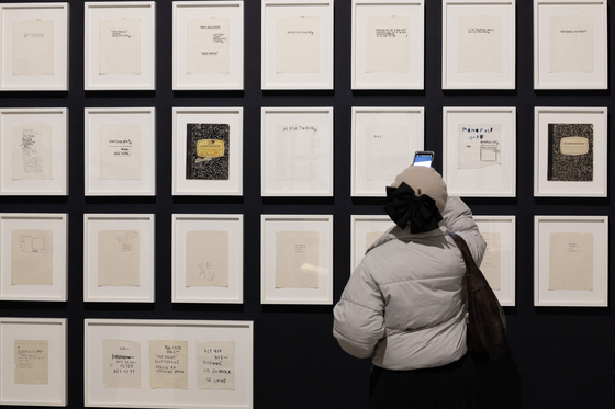 서을 동대문디자인플라자(DDP) 바스키아 특별전 11개 섹션 중 창작노트 8권 전부를 벽에 건 '단어의 신전'을 보는 관람객. 전민규 기자