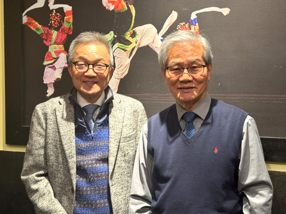 과학적 연구와 영적 신앙을 바탕으로 성경의 창조에 대해 연구하는 한국창조학회 미국동부지부는 지난 18일 버지니아주 한식당에서 기자회견을 열고 새해 본격적인 활동을 전개하겠다고 발표했다. 오른쪽부터 이억섭 초대 지부장, 장경태 이사. [사진 한국창조과학회 미국동부지부]
