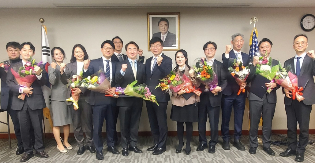 세계 경제금융의 중심지 뉴욕에서 한국 경제의 위상과 국익 증진을 위해 뛰고 있는 경제·금융 유공자 12명에게 대한민국 경제부총리 표창장이 주어졌다. 6일 김의환 주뉴욕총영사와 박문규 부총영사(재경관) 등이 샌더 허 한인금융인협회(KFS) 이사회 공동의장 겸 찰스뱅크캐피털스파트너스 대표, 박용호 금융감독원 뉴욕사무소장, 이경택 한국투자공사(KIC) 뉴욕지사장 등 12명에게 표창장을 전달한 뒤 파이팅을 외치고 있다.  [주뉴욕총영사관]
