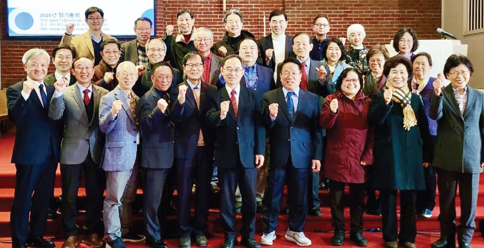 총신대학교신학대학원 미주동부동문회가 지난 24일 제자삼는교회(담임 이규섭 목사)에서 정기총회를 개최했다. 이윤석 목사(회장·80회)의 사회로 진행된 이번 총회에서는 회장에 장의한 목사(79회) 등 새로운 임원진을 구성했다. 앞줄 왼쪽부터 채영기 목사, 박성원 목사, 이규섭 목사, 신임회장 장의한 목사, 박용규 교수, 직전회장 이윤석 목사, 이재철 목사.  [총신대학교신학대학원 미주동문회]