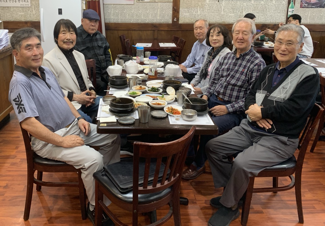 오렌지카운티 한인회 전직 회장, 이사장들의 모임인 OC한우회(회장 권석대)는 지난 25일 스탠턴의 한식당 남원골에서 올해 첫 모임을 가졌다. 맨 왼쪽부터 시계 방향으로 권석대 회장, 타이거 양, 박만순 전 이사장, 김가등 전 회장, 이영희 전 이사장. 김태수 전 회장, 한창훈 이사장. [OC한우회 제공]