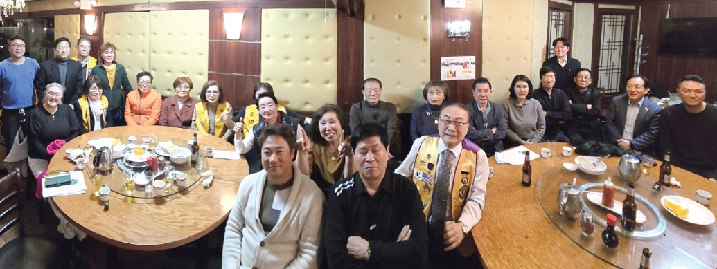 뉴욕한국라이온스클럽은 지난달 27일 베이사이드 거성식당 연회장에서 정기월례회를 개최했다. 참석자들은 오는 4월 16일 이훈안과에서 ‘눈의 날’ 무료 안과 봉사활동을 하기로 의결했다.  [뉴욕한국라이온스클럽]