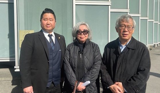 2023년 말 한인 뷰티서플라이 업주를 흉기로 상해하고 강도를 저지른 피의자에 대한 최종 판결공판이 지난 14일 열렸다. 리차드 인 변호사, 피해자 부인 유영주씨, 박윤용 한인권익신장위원회장 등이 브롱스 형사법원 앞에서 함께 자리했다.  [사진 박윤용 회장]
