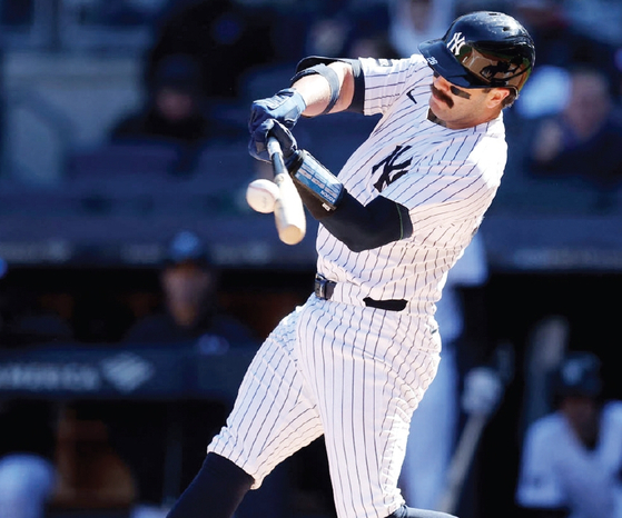 27일 메이저리그 야구(MLB) 시즌이 시작된 가운데, 뉴욕양키스가 브롱스 양키스타디움에서 밀워키 브루어스를 상대로 홈 개막전을 펼쳤다. 양키스의 오스틴 웰스가 1회 말 시즌 1호인 솔로 홈런을 치고 있다.  [로이터]