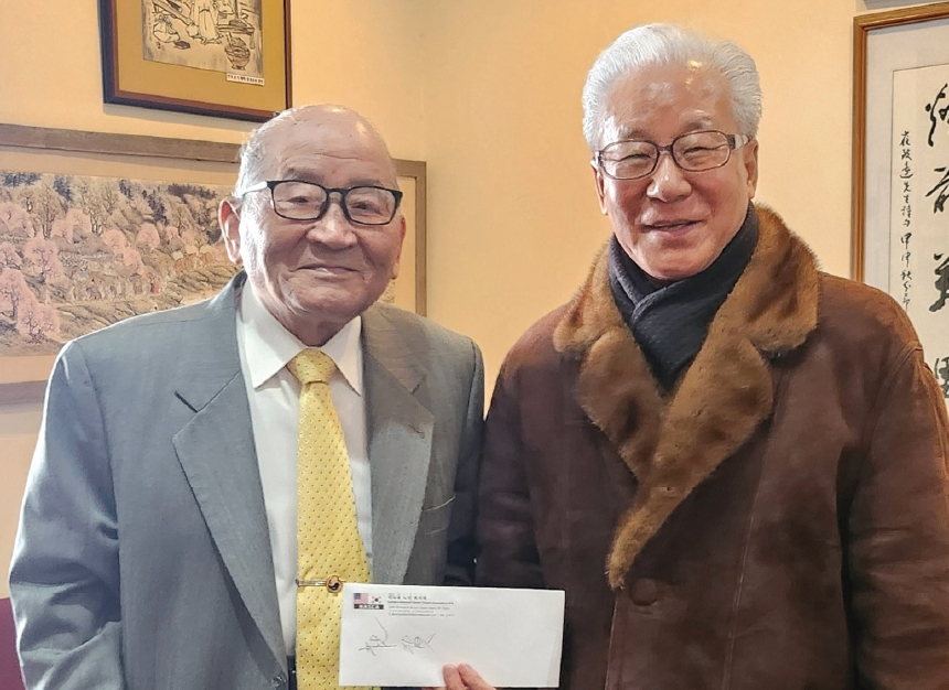 지난 27일 스태튼아일랜드 노인복지회 이희수 이사장(오른쪽)은 한미충효회 사무실을 방문해 임형빈 회장(왼쪽) 출판기념 축의금 500달러를 기증했다. 뉴욕상록회 조원훈 회장도 축의금을 전달한 바 있다.  [한미충효회]