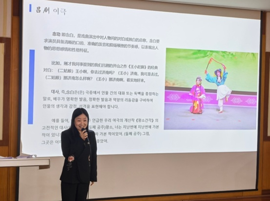 [Wang Lingling gave a live performance of Lyu Opera singing, Photo by Li Hao]