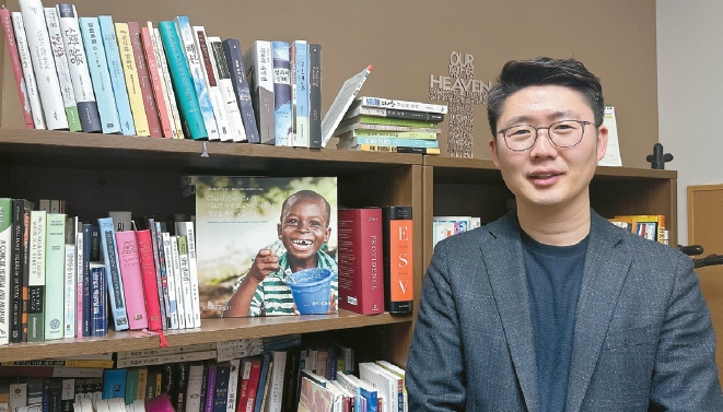 에브리데이교회가 신학생들을 대상으로 2만 달러의 장학금을 제공한다. 손창민 담임목사가 장학금 제공 취지를 설명하고 있다. [에브리데이교회 제공]
