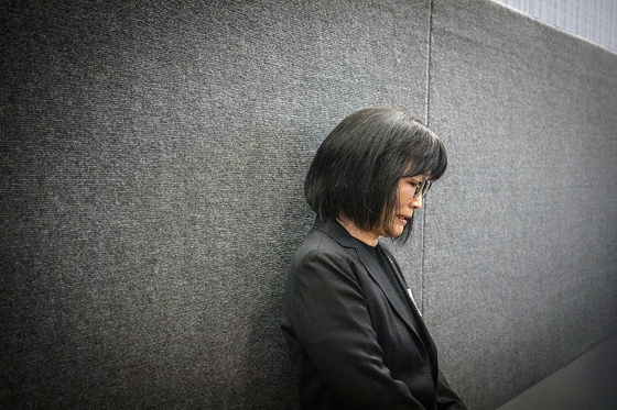 고 양용씨의 모친 양명숙씨가 LA경찰위원회에서 위원들에게 아들 죽음의 억울함을 호소한후 눈물짓고 있다. [김상진 기자]