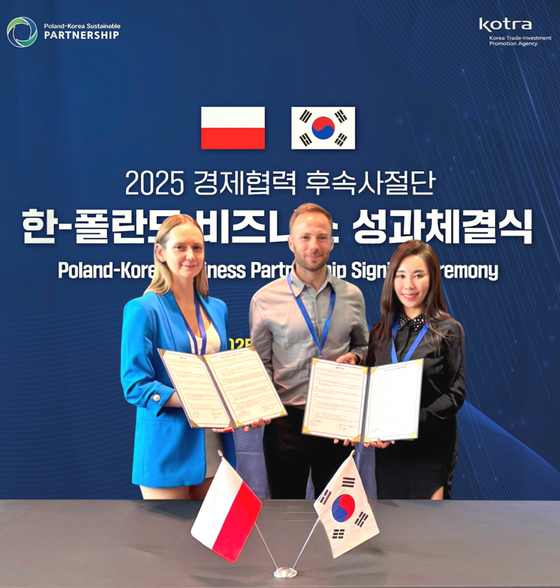 [(Left) Blesskin Co-CEO Dorota Szymanowska/ Blesskin CEO Krzysztof Czarnota/Cellbycell COO Ki Ryeo-yeon]