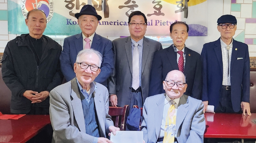 한미충효회가 지난 10일 산수갑산1 식당에서 이사회를 개최했다. 임형빈 회장은 내달 10일 디모스연회장에서 열릴 예정인 ‘효자·효부 시상식 및 경로잔치’ 행사를 위해 1만 달러를 한미충효재단에 기증했다. [한미충효회]