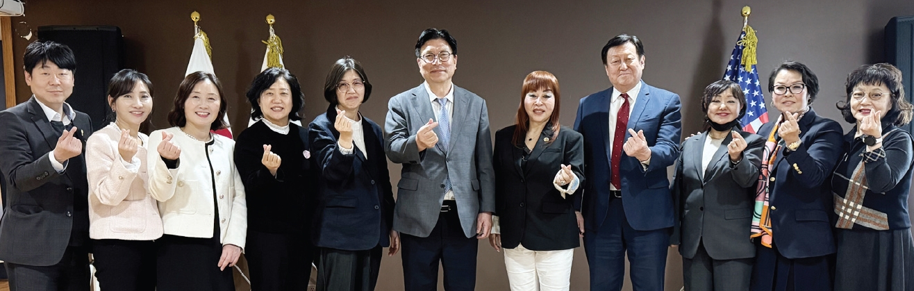 도성훈 인천광역시 교육감이 지난 11일 뉴욕한인회를 방문해 뉴욕한인학부모협회 임원들과 간담회를 가졌다. 간담회 후 참석자들이 자리를 함께했다. 사진 왼쪽 6번째부터 도 교육감, 최윤희 뉴욕한인학부모협회장, 김광석 뉴욕한인회장.  [뉴욕한인회]