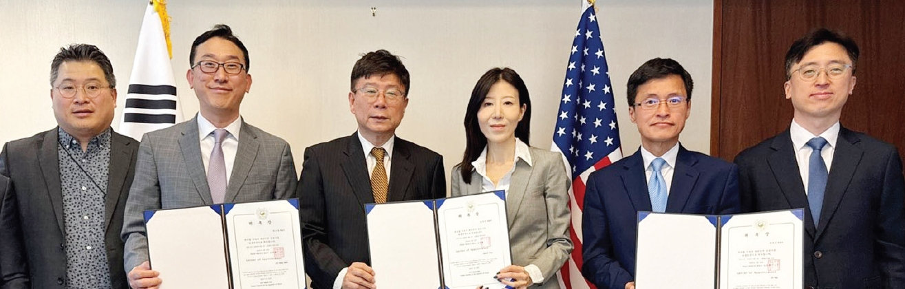 주뉴욕총영사관은 14일 재외국민 보호와 관련된 법률 자문 및 상담을 담당할 신임 법률자문단을 위촉했다. 사진 왼쪽부터 이동규 영사, 박진홍 변호사, 김의환 주뉴욕총영사, 송주연 변호사, 한진영 변호사, 한창석 외사협력관.  [주뉴욕총영사관]