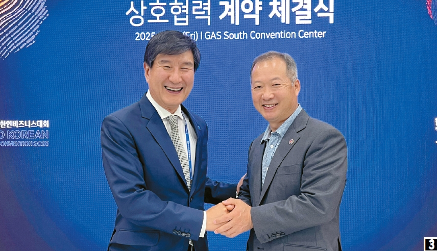 진철희(왼쪽) 캘코보험 대표가 애틀랜타조지아한인상공회의소의 한오동 회장과 MOU를 맺은 뒤 악수를 하고 있다. [각 업체 제공]