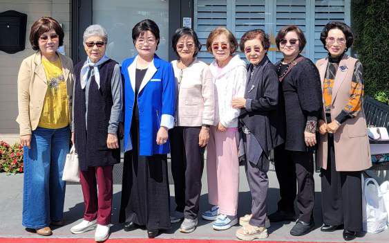 한빛선교봉사회(회장 조영원)는 지난 21일 애너하임의 선마양로원을 위문 방문해 찬송가를 부르고 시니어들과 함께 기도했다. 회원들은 이날 양말을 선물했다. 조영원(왼쪽에서 세 번째) 회장을 비롯한 회원들이 함께 자리했다. [한빛선교봉사회 제공] 