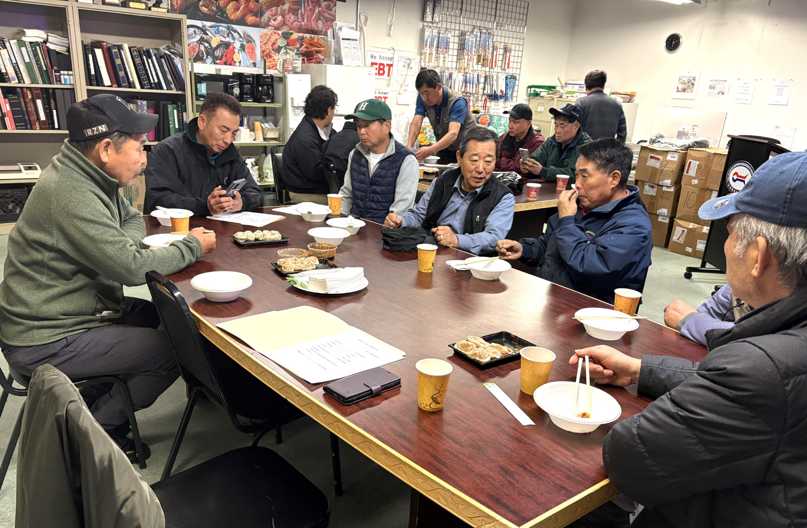 뉴욕한인수산인협회는 24일 뉴욕시 브롱스 협회 사무실에서 20여 명의 이사들이 참석해 장학기금 마련 골프대회 준비위원장 선임을 위한 이사회를 개최했다. 이날 논의 결과 준비위원장에 김상훈 위원과 이민기 위원 두 명이 선임됐다. [뉴욕한인수산인협회] 