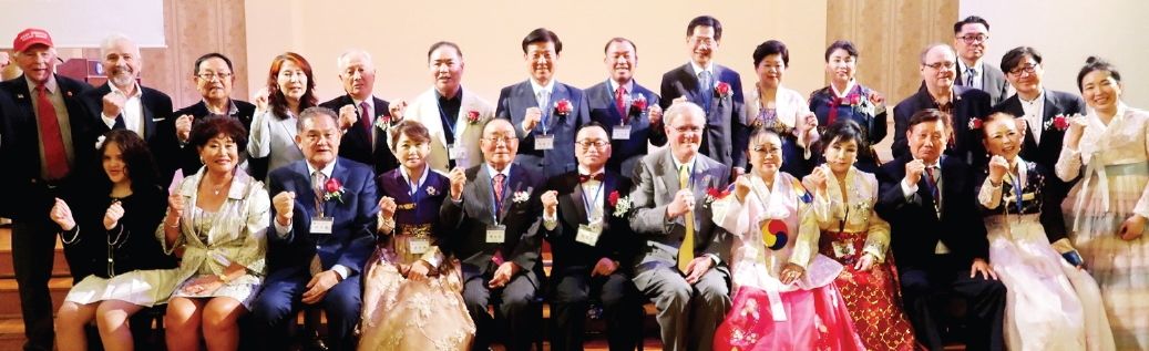 지난 22일 플러싱 디모스연회장에서 미동부충청도향우회 주최로 ‘2025년 충청인의 밤’ 행사가 열렸다. 이날 행사에서 최봉학 회장(앞줄 왼쪽 6번째)과 김선희 이사장, 임원진, 전임회장단, 박범인 금산군수, 오제세 전 4선 의원이 ‘화이팅’을 외치고 있다.  [미동부충청도향우회]