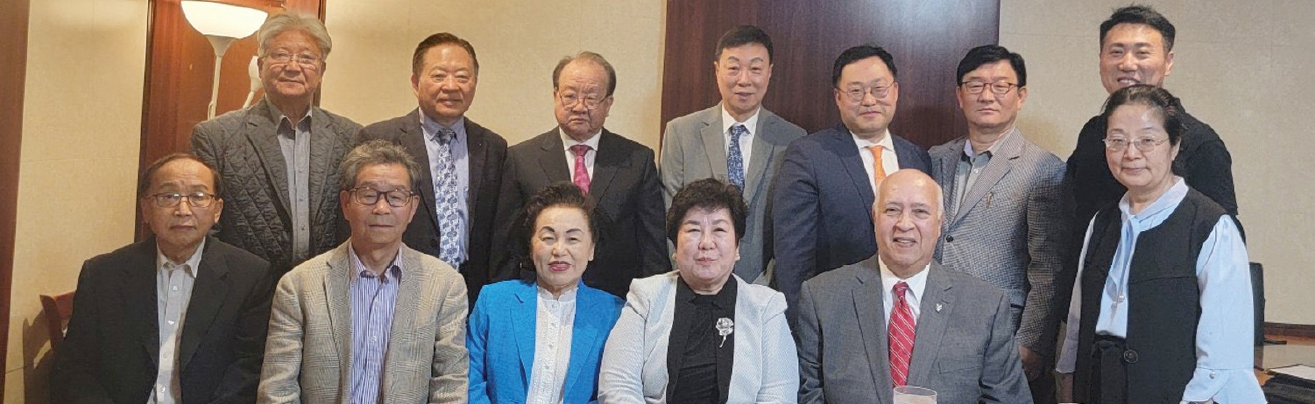 월드허그재단(대표 길명순.앞줄 왼쪽 네 번째)은 25일 베이사이드 거성 식당에서 임원회의를 열고, 미국 입양자 중 신분 문제가 해결되지 않은 이들, 추방 위기에 처한 입양인, 미혼모 등을 지원하기 위한 방안을 논의했다. 참석자들은 향후 후원자금 마련 방안에 대해서도 의견을 조율했다.  [월드허그재단]