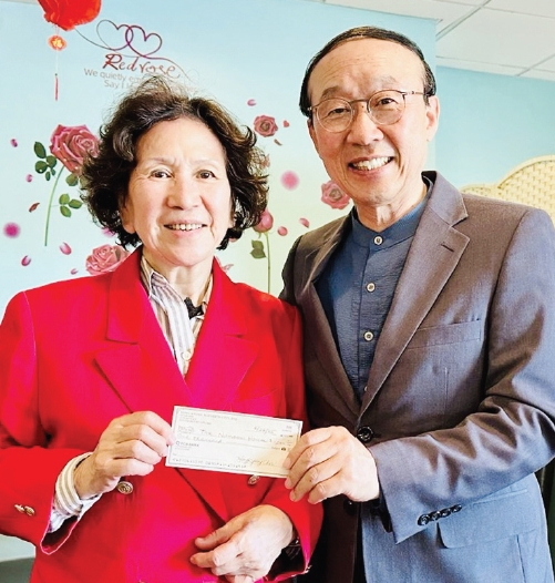 더나눔하우스의 법률고문 최홍경 변호사(왼쪽)는 지난 24일 더나눔하우스(대표 박성원 목사)에 1000달러 후원금을 전달했다. 또 뉴욕한샘교회 설립자인 고 차풍언 목사의 부인 차 에스더 사모는 300달러를 후원했다.  [더나눔하우스]