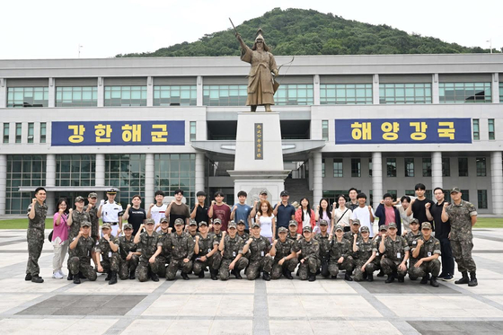 지난해 여름 해양스포츠 캠프 참가학생들이 임원.생도들과 함께 기념촬영을 하고 있다.