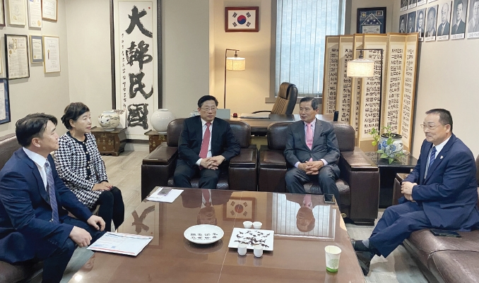 제39대 뉴욕한인회가 1일 공식 출범한 가운데, 이날 이명석 39대 회장(가운데)과 신임 이사진들이 모여 한인사회의 발전과 화합을 위해 다양한 계획을 논의했다.  [사진 뉴욕한인회]